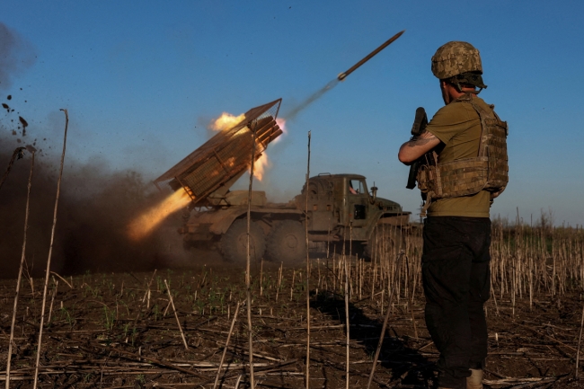 ترامب يوقف إرسال الصواريخ: أوكرانيا تحذر وروسيا ترحب