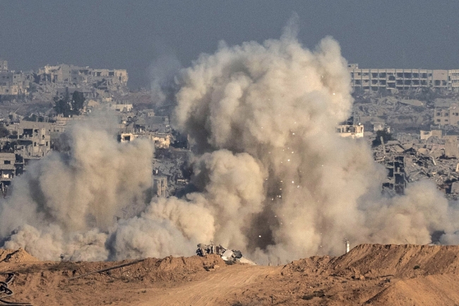 غزة: مفاوضات في الدوحة وواشنطن… وإسرائيل تفرض «مدن الخيام»