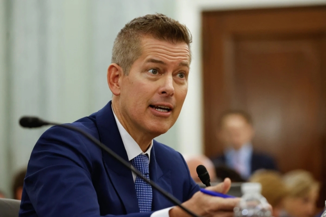 الرئيس الأميركي يعين وزير النقل مديراً مؤقتاً لوكالة «ناسا»