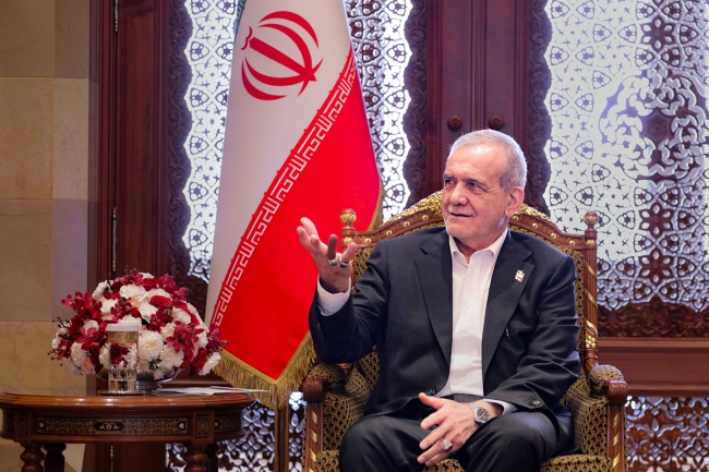 الرئيس الإيراني تعرض لإصابة طفيفة بالساق خلال عدوان الاحتلال