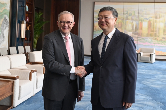 ألبانيز في الصين أسبوعاً لتحسين العلاقات