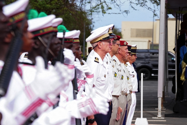 فرنسا تنهي وجودها العسكري بالسنغال وتسلم آخر قاعدة عسكرية لها