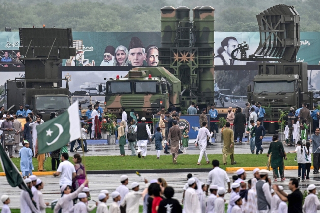 باكستان تستعرض بيوم الاستقلال وتعزز قدراتها القتالية بوحدة صاروخية