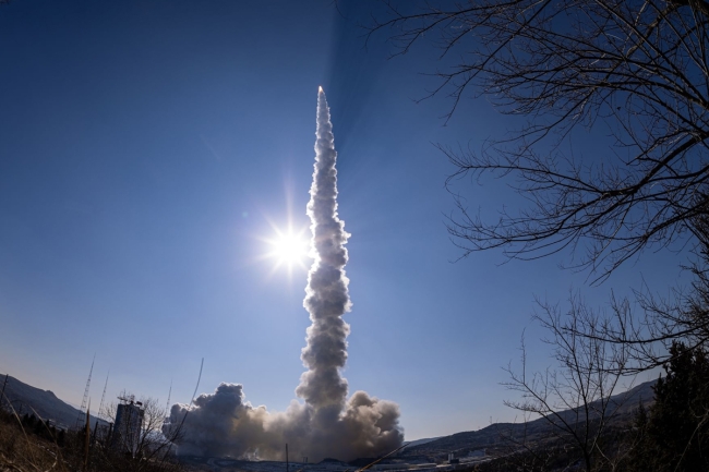 الصين تطلق مجموعة أقمار صناعية ذات مدار أرضي منخفض