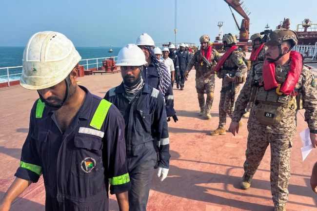 العراق: احتفاء حكومي بطي صفحة «التحالف» والعامري يلوح بفرض «قانون الحشد» بالقوة