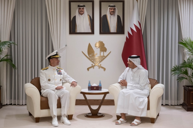 رئيس الوزراء القطري يبحث مع قائد القيادة المركزية الأمريكية تعزيز التعاون العسكري