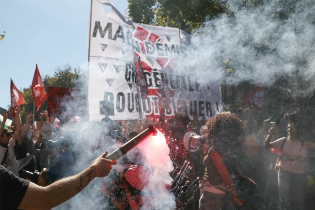 «يوم أسود» يربك فرنسا ويوحّد نقاباتها
