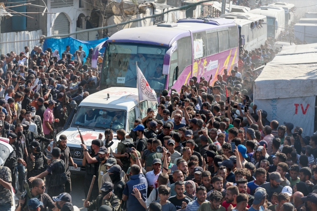 نجاح مرحلة «التبادل» بين «حماس» وتل أبيب… وتضييق إسرائيلي على احتفالات «الضفة»