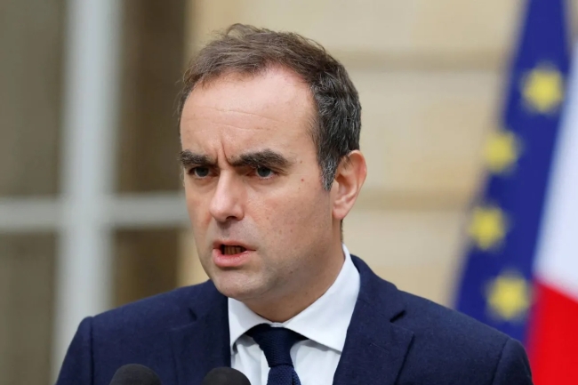 رئيس وزراء فرنسا يطلب من البرلمان عدم التصويت على إقالة الحكومة