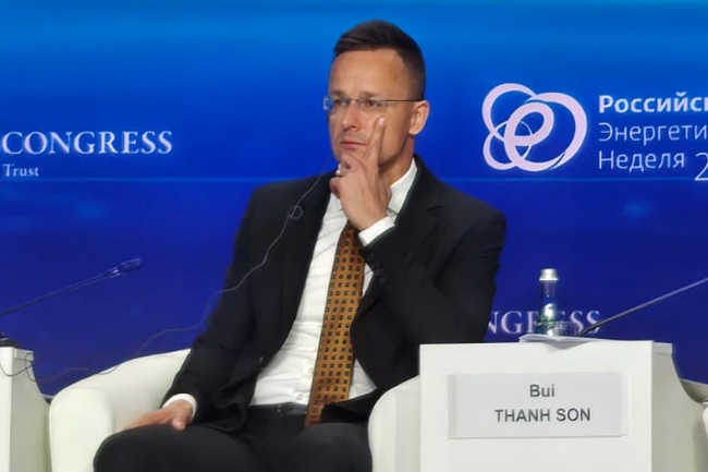 وزير خارجية هنغاريا يهاجم «إخوته الأوروبيين» ويصفهم بـ«المجانين»