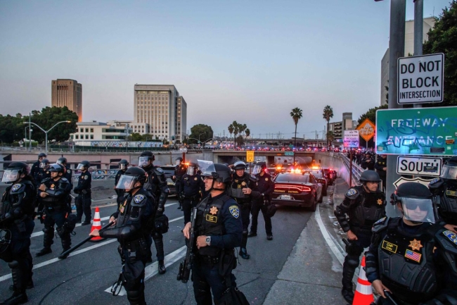 مناورات عسكرية بالذخيرة الحية تغلق طريقاً سريعاً رئيسياً في كاليفورنيا