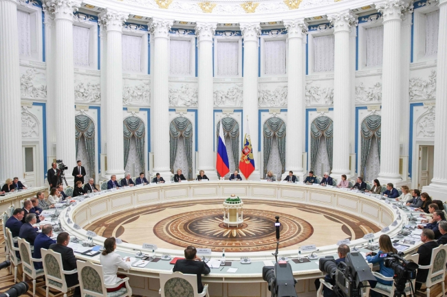 حرب أوكرانيا تُعلَّق في حلقة مفرغة مع «تأرجح» ترامب بين كييف وموسكو