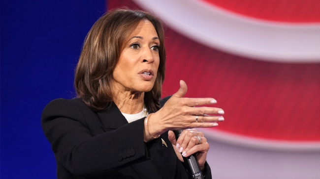 هاريس: امرأة ستقود الولايات المتحدة قريباً