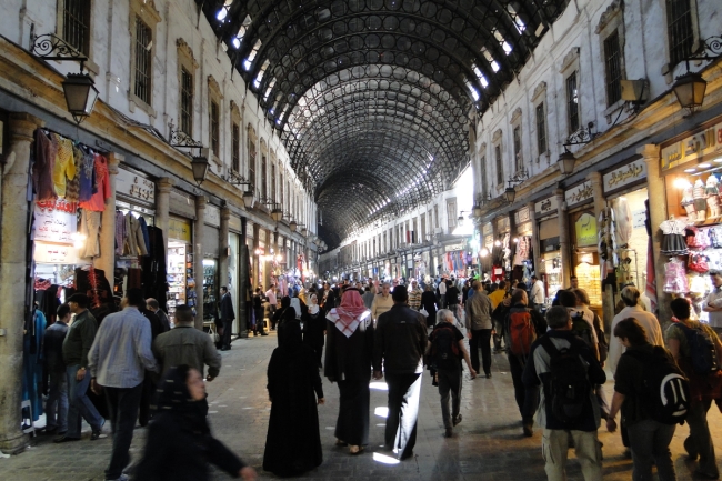 سورية تقرر إغلاق المحال التجارية عند الساعة 9 مساء في دمشق