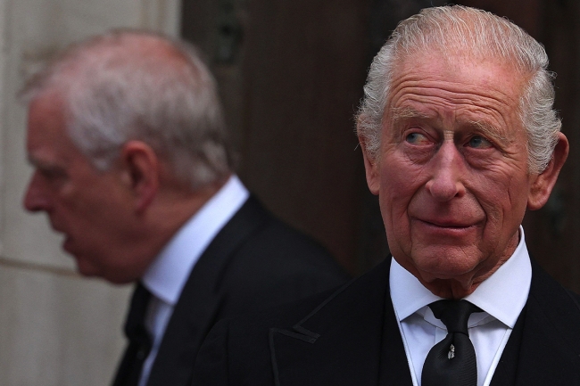 العاهل البريطاني يُجرد شقيقه آندرو من ألقابه ومن منزله