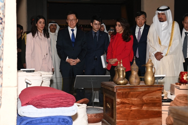 نائب الرئيس الصيني يزور متحف قصر السلام