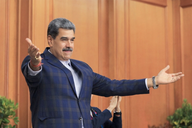 مادورو يعلن خطة للدفاع عن كاراكاس وينفي «التنحي» مادورو يعلن خطة للدفاع عن كاراكاس وينفي «التنحي»