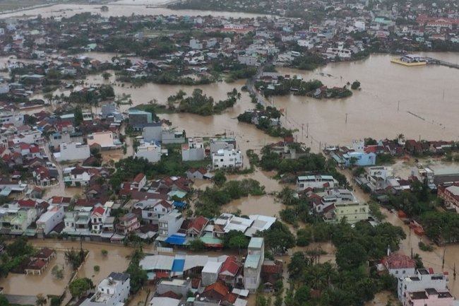 فيضانات فيتنام تودي بتسعين شخصاً وتكبّد العاصمة «هانوي» خسائر طائلة