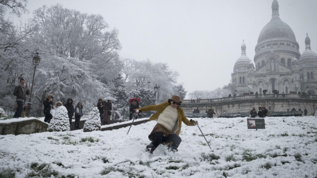 الثلوج تكسو باريس في ظل موجة صقيع تشهدها فرنسا