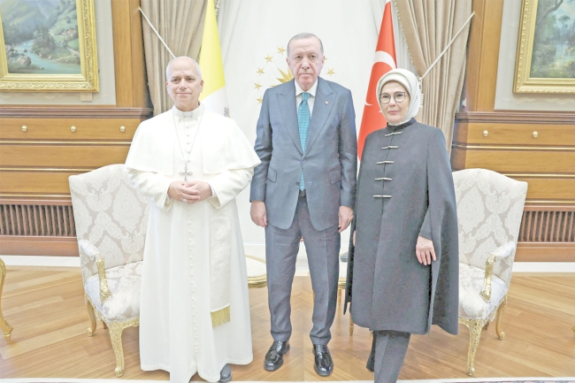 البابا من تركيا: نشهد حرباً عالمية بالتجزئة