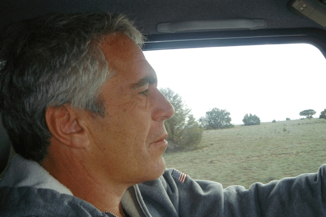 «العدل» الأميركية تنشر 8 آلاف وثيقة جديدة مرتبطة بفضيحة جيفري ابستين