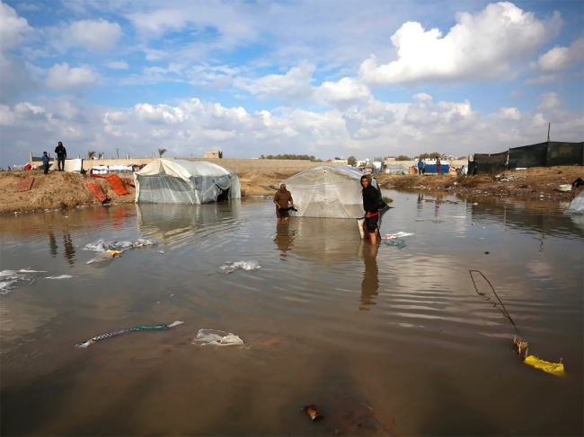 الأمطار تُغرق خيام النازحين في غزة