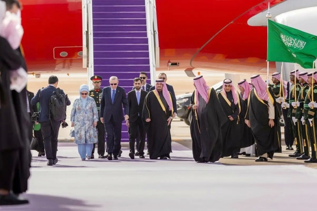 أردوغان يصل إلى السعودية في زيارة رسمية.. ويلتقي ولي عهد المملكة