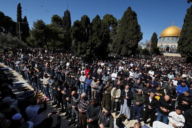 80 ألف فلسطيني أدوا صلاة الجمعة الأولى من رمضان في «الأقصى»