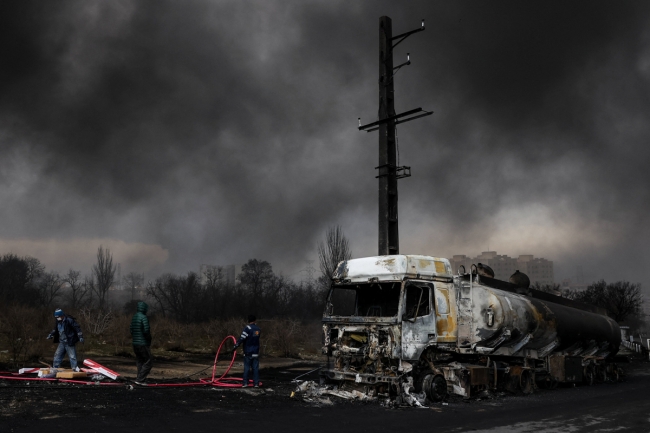 السماء تظلم فوق طهران بعد قصف إسرائيل لمستودعات النفط