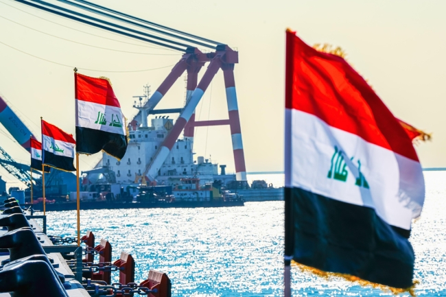 العراق: إنقاذ طاقم ناقلة نفط تعرضت لهجوم في المياه الإقليمية