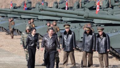 زعيم كوريا الشمالية يشرف على مناورة عسكرية شملت استخدام دبابة جديدة